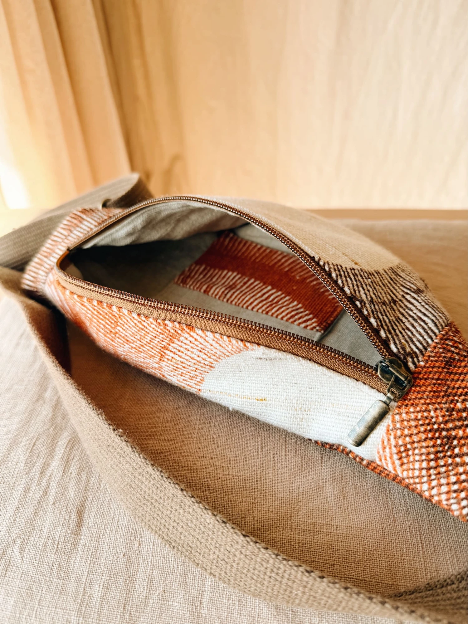 Saszetka w odcieniach terakoty i beżu upcycling.jpg